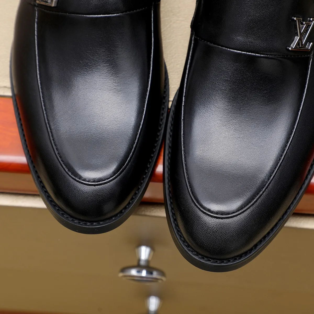 Men's Men's Shoes 💰420 💰[Louis Vuitton] LV high-end business formal leather shoes! ! Luxurious and elegant style, equal emphasis on practicality and style, professional focus on details and quality, counter original 1⃣️: 1⃣️ super accurate reproduction👍🏻! Material: The upper is made of imported original soft 🐂cowhide ➕imported first-layer sheepskin lining. Original anti-slip and wear-resistant outsole! Code number: 39--45, (38.46 custom-made) Large quantities in stock!